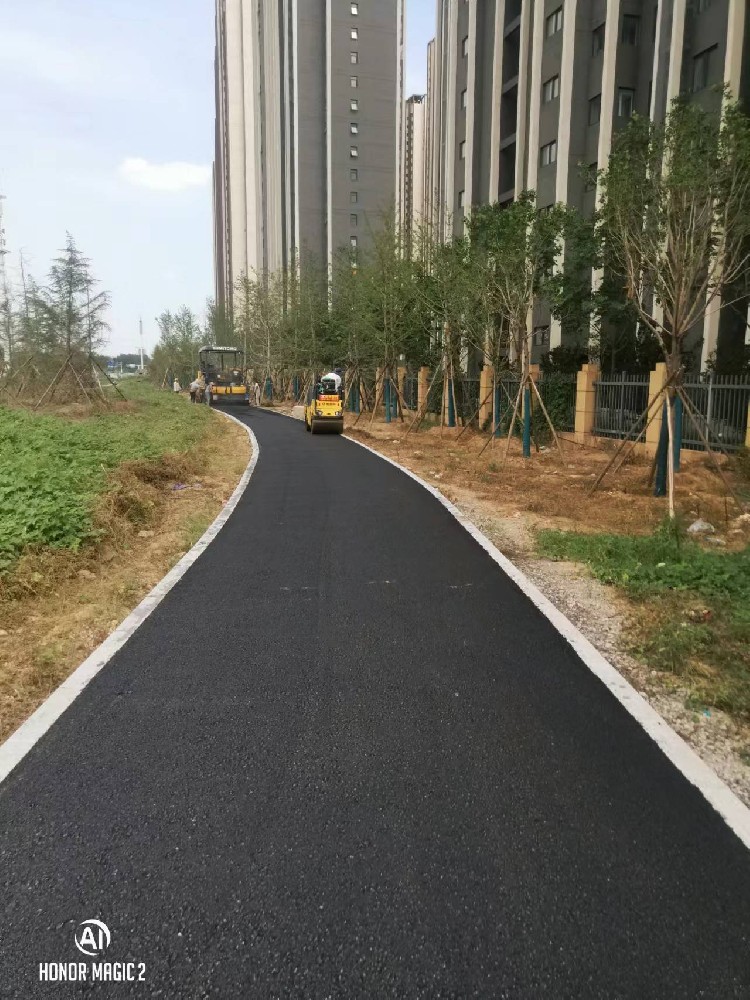 鄭州港區(qū)倉儲(chǔ)五街瀝青攤鋪