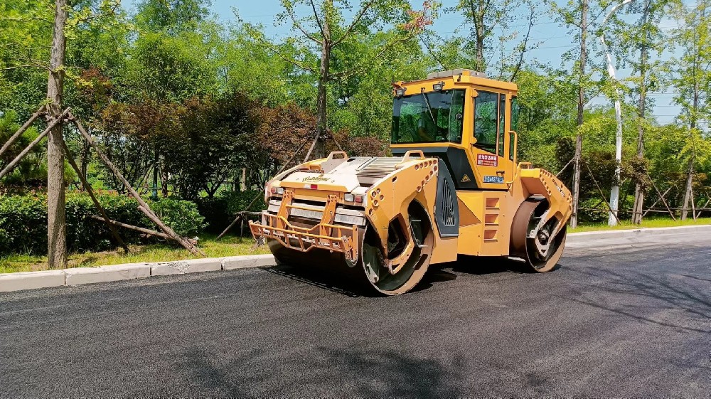 鄭州賈魯河四標(biāo)瀝青攤鋪