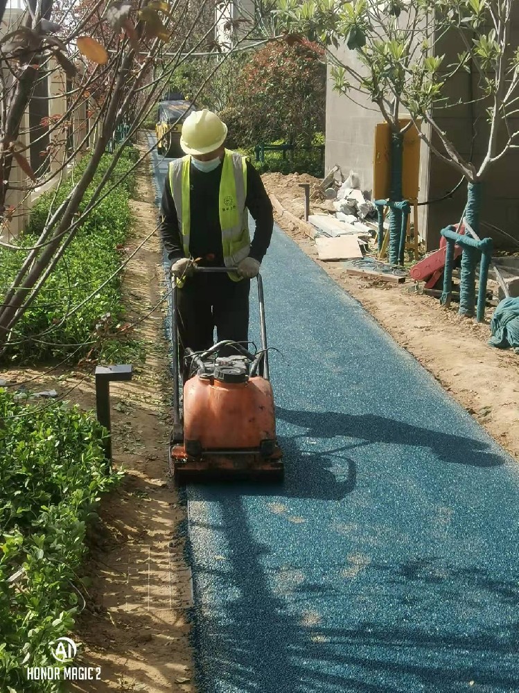 鄭州瀝青路面改色施工時需要注意什么？