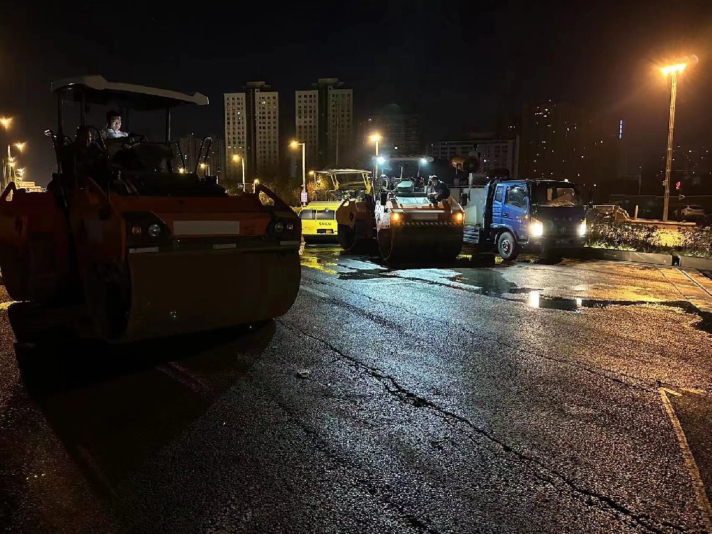 鄭州鞏義瀝青路面就地?zé)嵩偕嵵蒽柫x瀝青路面