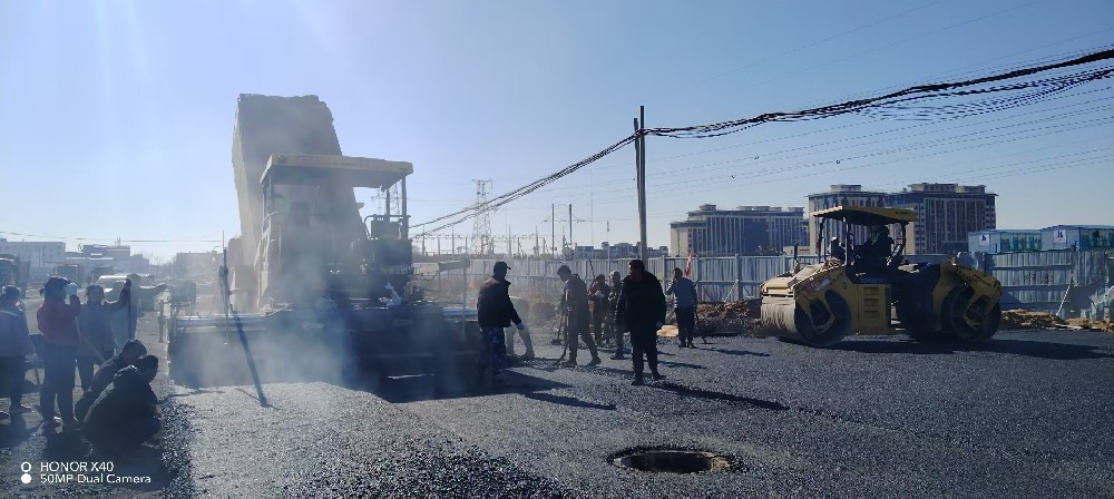 開啟瀝青路面施工如同為城市道路的“舊衣”換上新裝-鄭州瀝青路面施工廠家