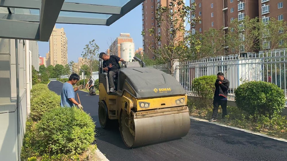 鄭州瀝青路面施工廠家：訴說(shuō)城市故事的無(wú)聲詩(shī)人