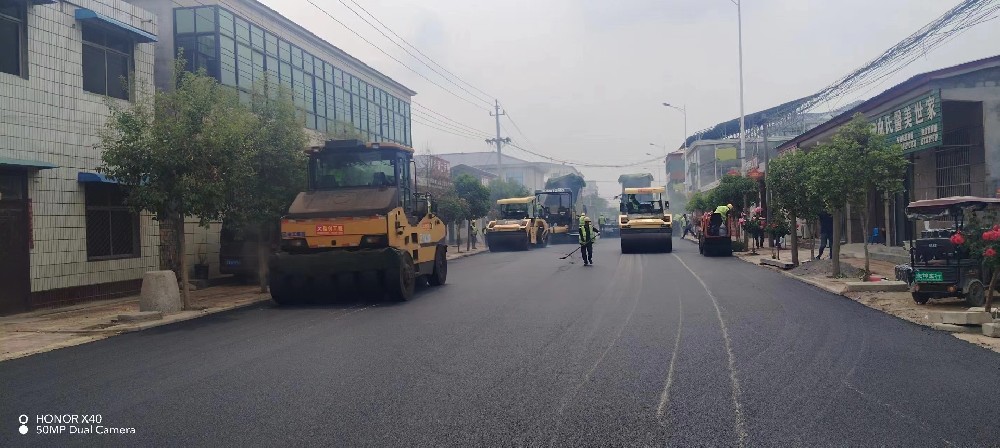 鄭州瀝青路面施工廠家攤鋪機的精準操作：打造平整路面的關(guān)鍵