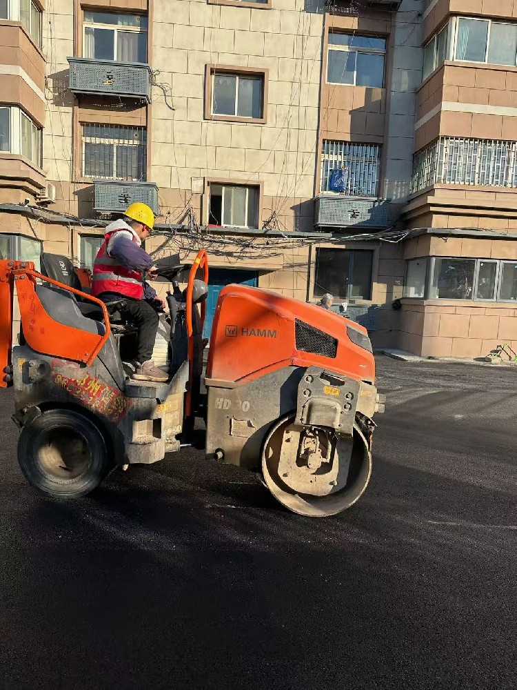 鄭州瀝青路面施工廠家烈日下的堅守：汗水澆灌平整之路