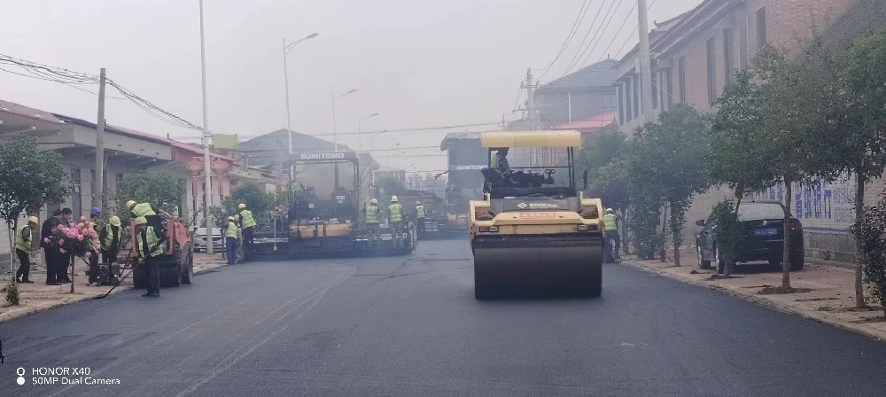 鄭州瀝青路面攤鋪施工流程：規(guī)范操作成就品質(zhì)工程