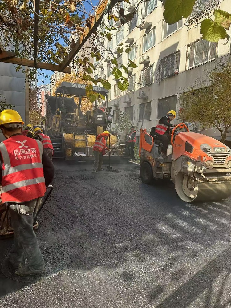 匠心獨(dú)運(yùn)，鄭州瀝青路面攤鋪演繹道路建設(shè)新高度