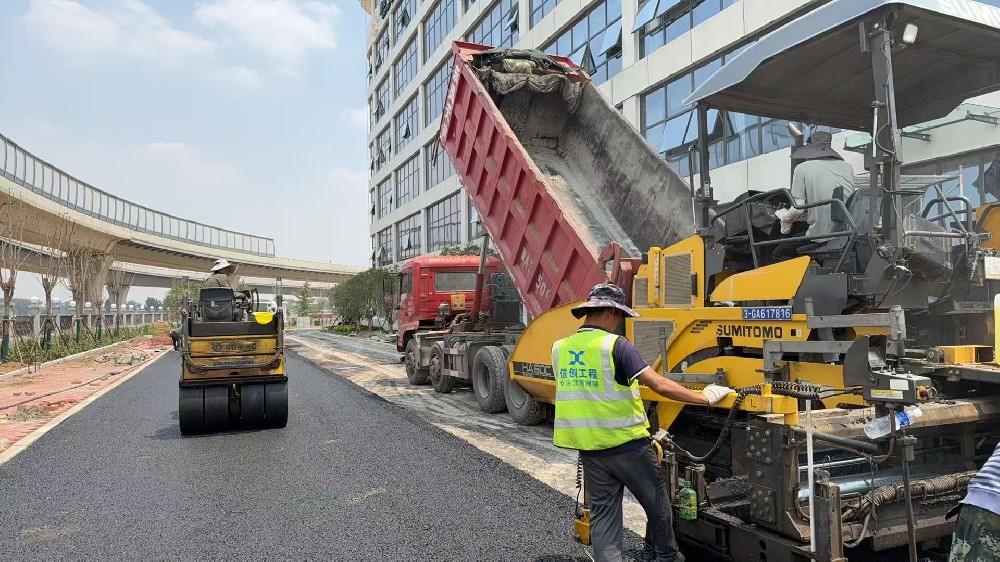 鄭州瀝青路面碾壓：生態(tài)理念的綠色實踐