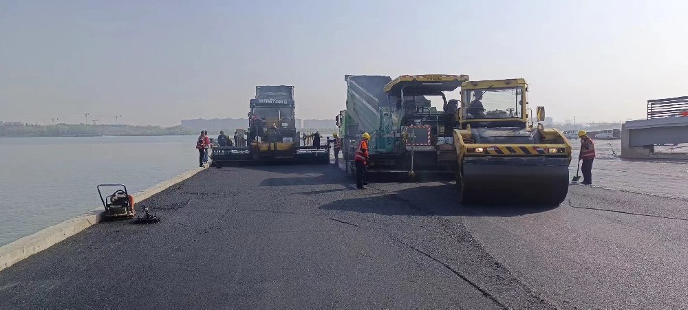 高效施工，讓鄭州瀝青路面建設(shè)“快馬加鞭”