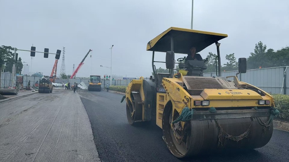 專注鄭州瀝青路面施工，打造城市亮麗風景線！