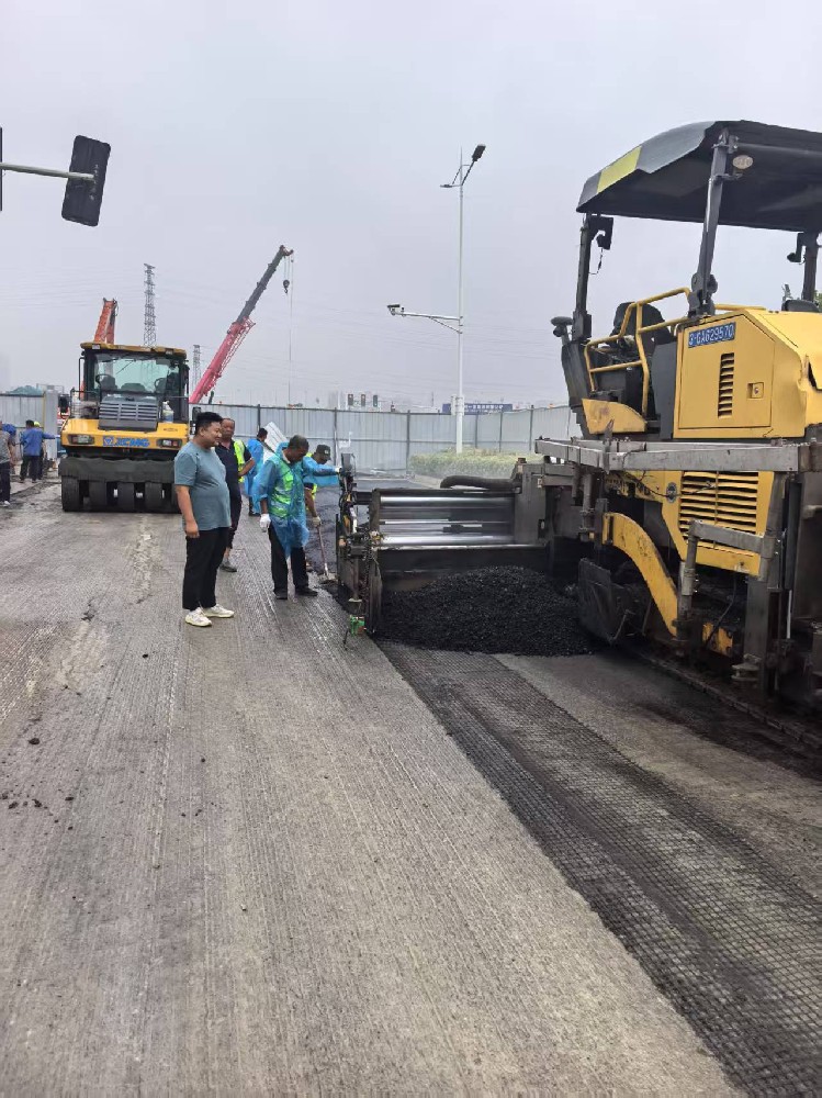 鄭州瀝青路面施工應(yīng)對挑戰(zhàn)，彰顯專業(yè)實力