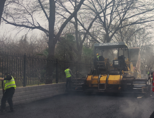 鄭州瀝青攪拌站壓路機(jī)的轍痕里，藏著我們的匠心