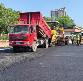 科技創(chuàng)新，引領(lǐng)瀝青路面攤鋪新潮流——[鄭州信創(chuàng)建筑工程有限公司]的創(chuàng)新之路