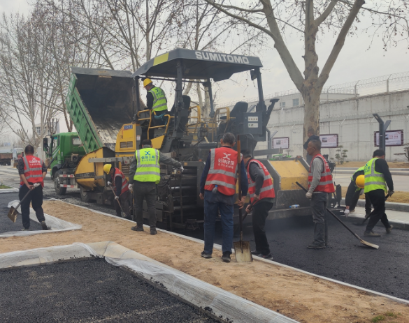 鄭州瀝青路面施工者的“十二時(shí)辰”：平凡崗位上的堅(jiān)守