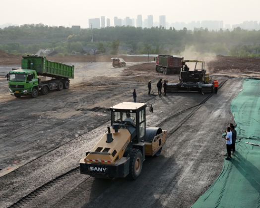 小到小區(qū)便道，大到高速路：鄭州瀝青路面施工團(tuán)隊(duì)的“全場(chǎng)景”施工能力