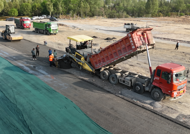 24小時(shí)響應(yīng)，鄭州瀝青路面施工廠家的“應(yīng)急施工”速度