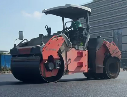 鄭州瀝青路面施工廠家三代人的攤鋪機，碾過時光的路